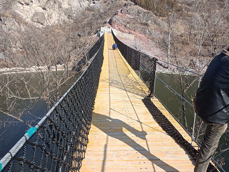 北京市門頭溝區田莊村南山峽谷木板吊橋