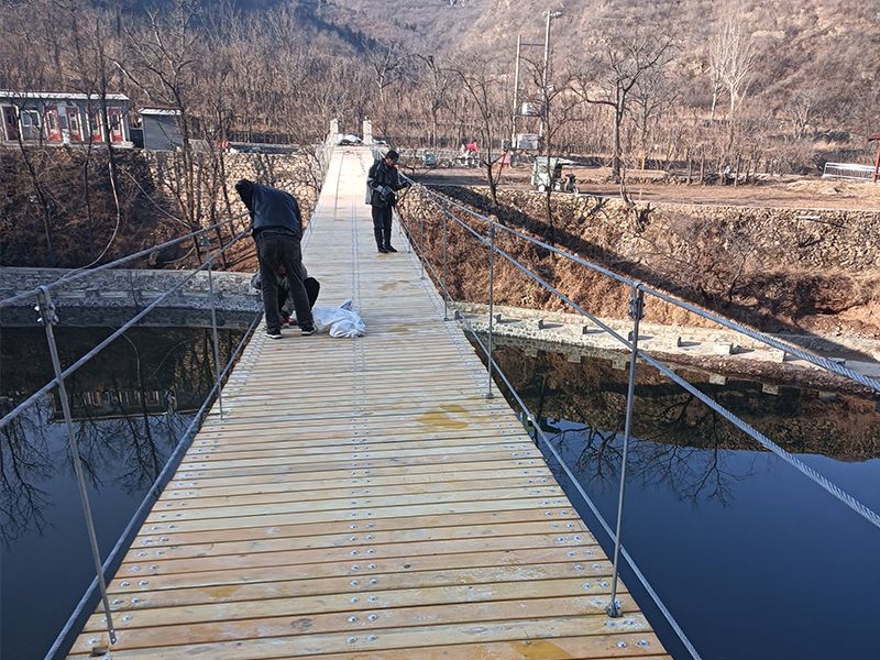 北京市門頭溝區田莊村南山峽谷木板吊橋